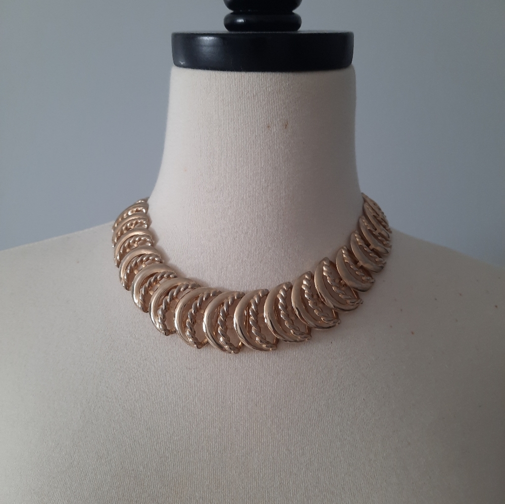 Gold tone chunky necklace.